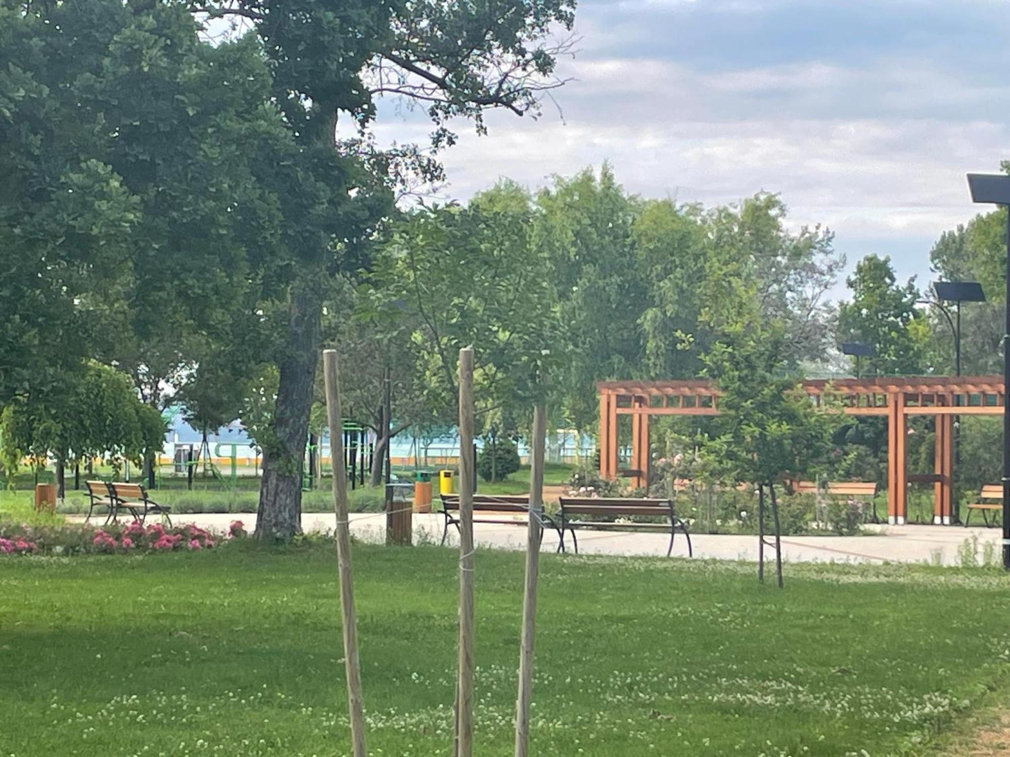 Tifani Szallo Hotel Balatonlelle Exterior foto